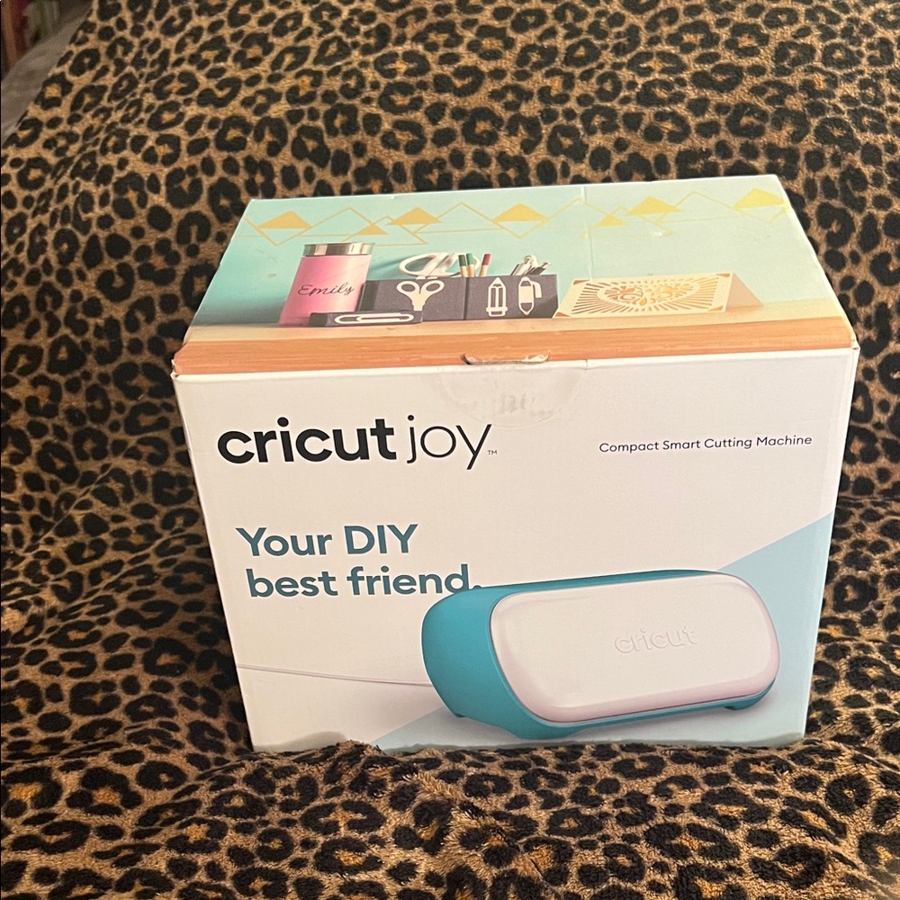Cricut Joy Compact DIY Machine in White and Blue